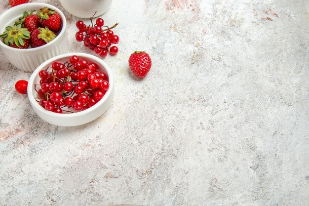 Vista frontal de frutos rojos con bayas en una mesa blanca frutos rojos de baya fresca