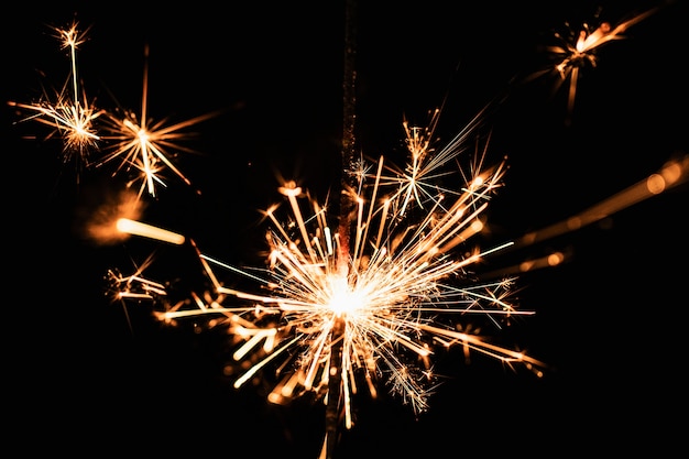 Vista frontal de fuegos artificiales en la noche de año nuevo
