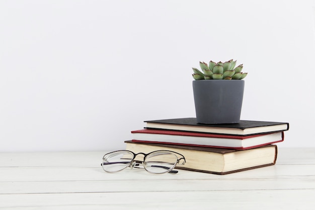 Foto gratuita vista frontal de gafas y disposición de libros con espacio de copia