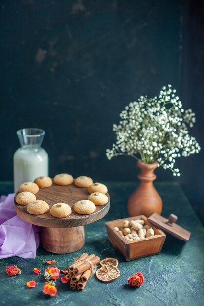 Vista frontal galletas deliciosas dulces sobre superficie azul oscuro