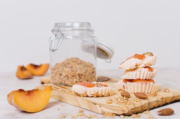 Foto gratuita vista frontal galletas dulces con avena sobre la mesa