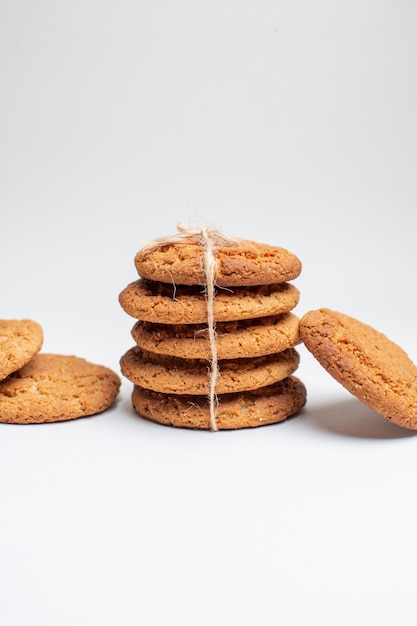 Vista frontal galletas dulces en galleta blanca postre de azúcar té foto torta