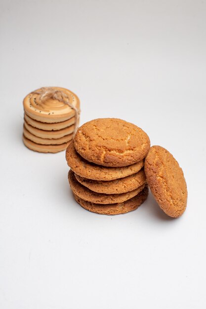 Vista frontal galletas dulces en galletas blancas postre de azúcar foto de té pastel