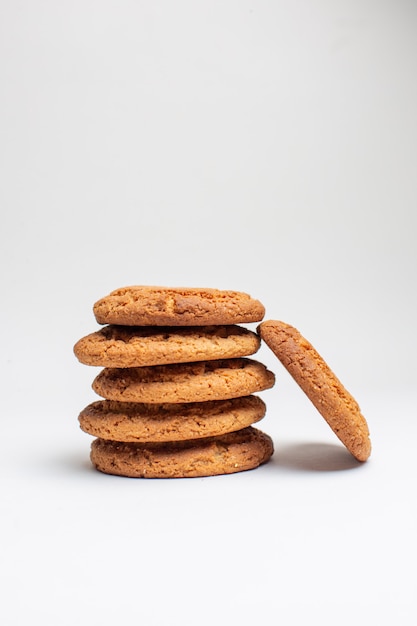 Vista frontal galletas dulces en galletas blancas postre de azúcar foto de té pastel