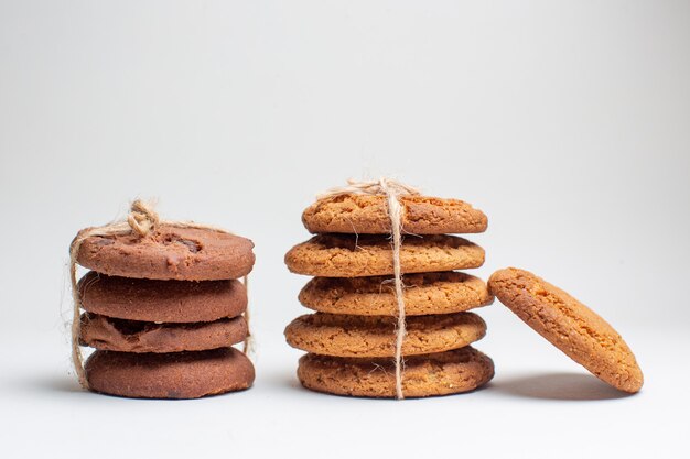 Vista frontal galletas dulces en galletas blancas postre de azúcar tortas de fotos de té