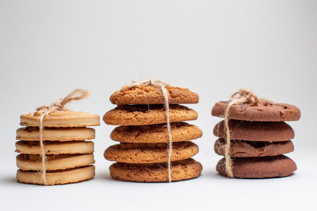 Vista frontal galletas dulces en galletas blancas postre té foto pastel azúcar