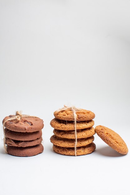 Vista frontal galletas dulces en galletas blancas postre té foto pastel azúcar