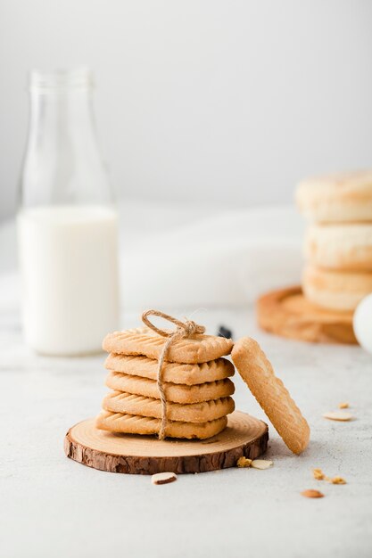 Vista frontal de galletas simples junto a la leche