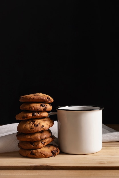 Vista frontal de galletas con té