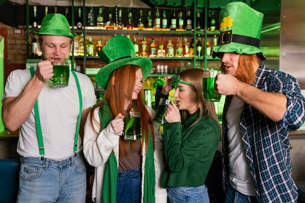 Vista frontal de la gente celebrando st. día de San Patricio