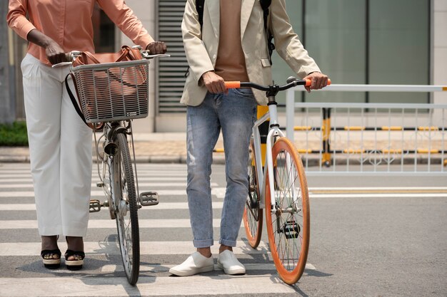 Vista frontal de la gente que va a trabajar en bicicleta