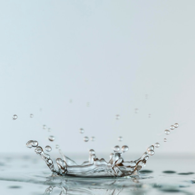 Vista frontal de la gota en el agua con espacio de copia