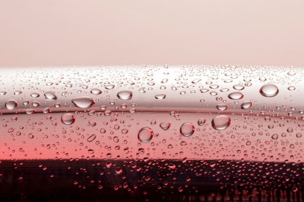 Vista frontal de gotas de agua clara en la superficie