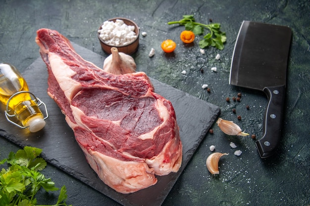 Vista frontal gran rebanada de carne carne cruda con verduras en foto oscura comida de pollo comida de barbacoa animal carnicero