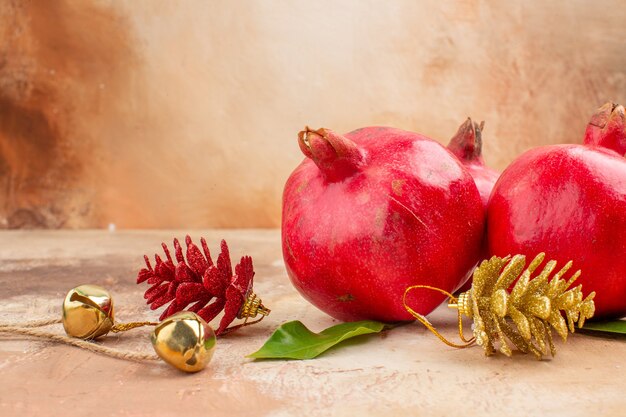 Vista frontal granadas rojas frescas sobre fondo claro color frutas foto jugo suave