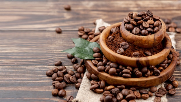 Vista frontal de granos de café en la mesa de madera