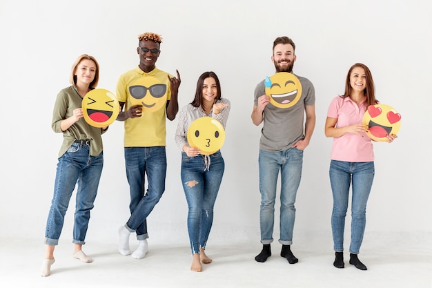 Vista frontal grupo de amigos con emoji