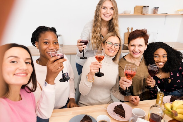 Vista frontal grupo de hermosas mujeres tomando una selfie