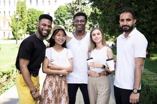 Vista frontal de un grupo multirracial de amigos.