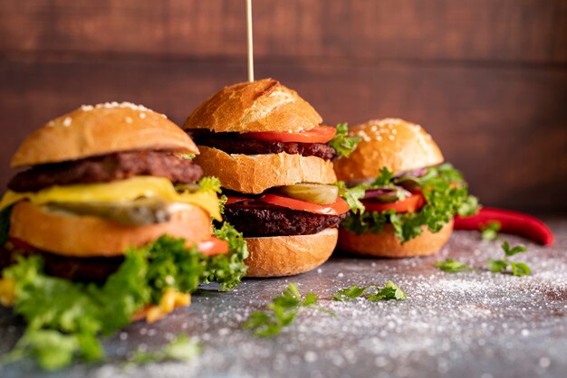 Vista frontal de hamburguesas en la mesa