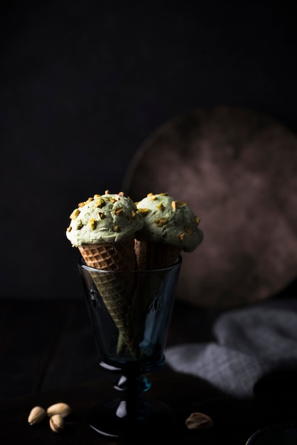 Vista frontal de helado de pistacho con nueces