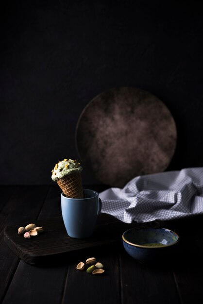 Vista frontal de helado de pistacho con nueces
