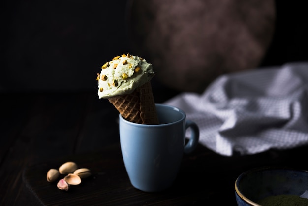 Vista frontal de helado de pistacho con nueces