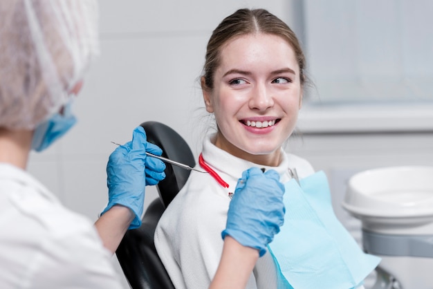 Foto gratuita vista frontal hembra adulta en el dentista