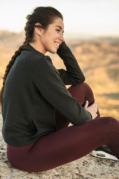 Foto gratuita vista frontal hembra joven en descanso después del yoga