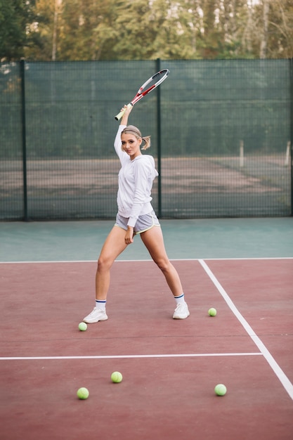 Vista frontal hembra joven jugando tenis