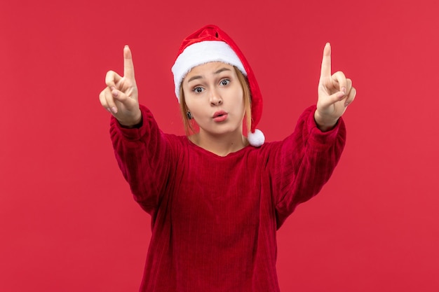 Vista frontal hembra joven mostrando número, rojo vacaciones navidad