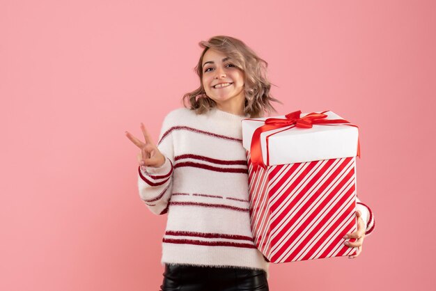 Vista frontal, hembra joven, con, navidad, presente