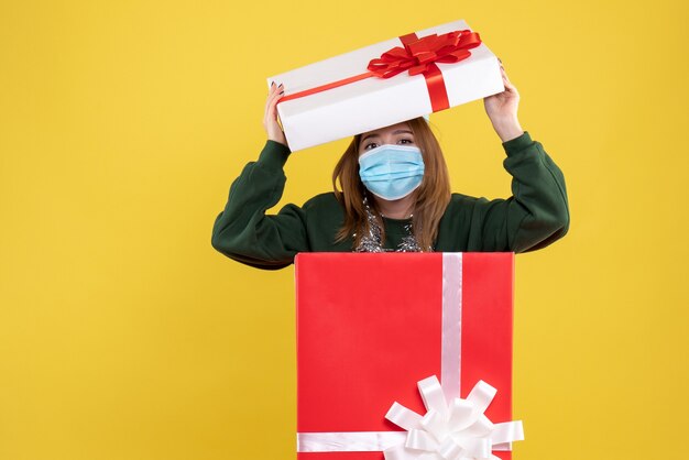 Vista frontal de las hembras jóvenes dentro de la caja actual en máscara estéril con regalo