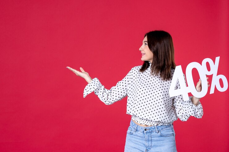 Foto gratuito vista frontal de las hembras jóvenes con descuento en la pared roja
