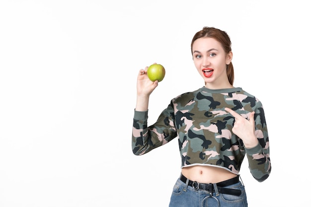 Vista frontal de las hembras jóvenes con manzana verde sobre fondo blanco, jugo de dieta de bienestar, piel de fruta de salud horizontal