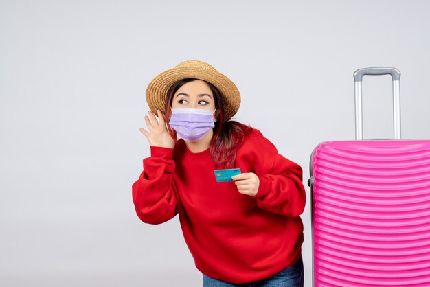 Foto gratuita vista frontal de las hembras jóvenes preparándose para el viaje en máscara en la pared blanca