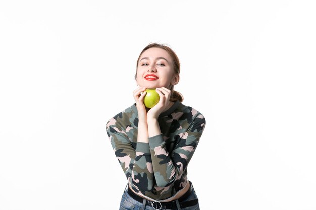 Vista frontal de las hembras jóvenes sosteniendo manzana verde fondo blanco comida de dieta horizontal colores plato comida jugo de fruta