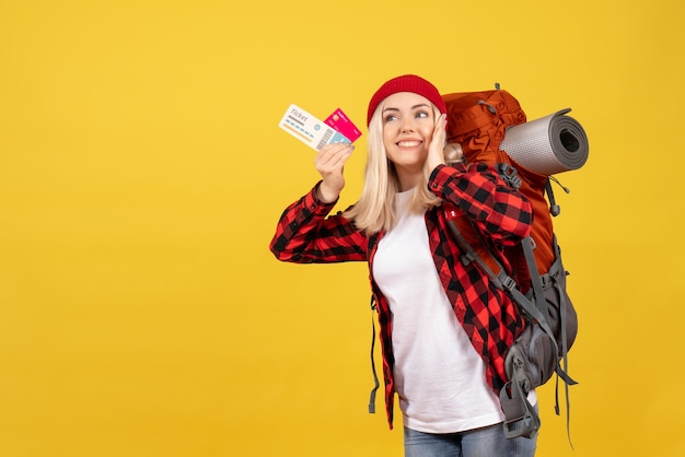 Foto gratuita vista frontal hermosa chica rubia con su mochila con tarjeta y boleto de viaje