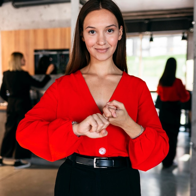 Foto gratuita vista frontal de la hermosa empresaria con lenguaje de señas