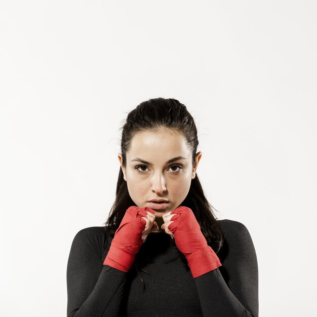 Vista frontal de la hermosa mujer deportiva con espacio de copia