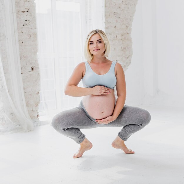 Vista frontal hermosa mujer embarazada con un estilo de vida saludable