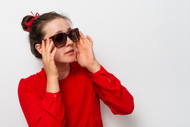 Foto gratuita vista frontal hermosa mujer con gafas de sol