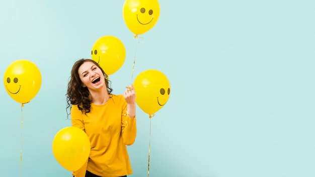 Vista frontal de hermosa mujer con globos