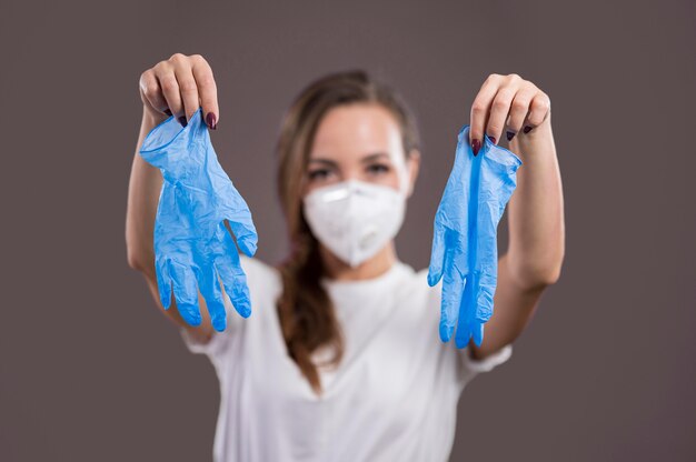 Vista frontal de la hermosa mujer con guantes