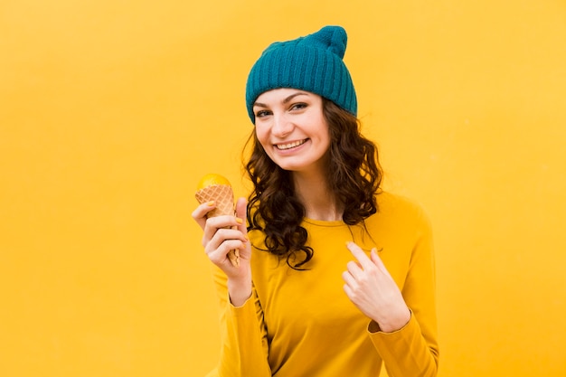 Foto gratuita vista frontal de hermosa mujer con helado