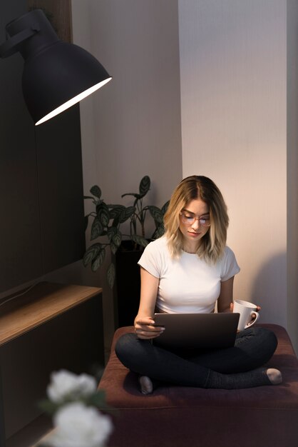 Vista frontal de hermosa mujer con laptop