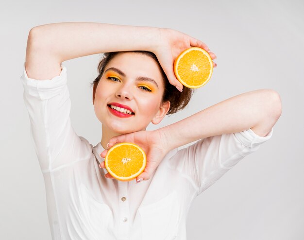 Foto gratuita vista frontal de hermosa mujer con naranja