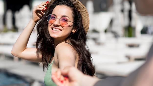 Foto gratuita vista frontal de hermosa mujer en la piscina