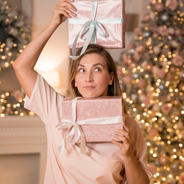 Vista frontal de la hermosa mujer con regalos