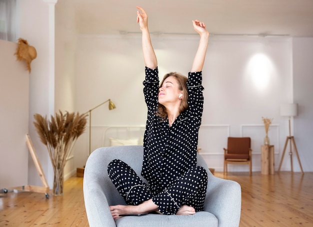 Foto gratuita vista frontal de la hermosa mujer relajante en casa